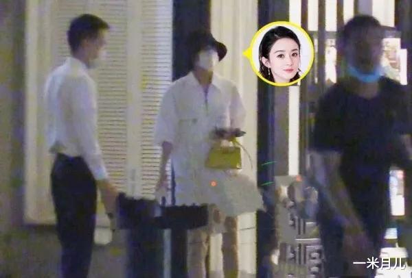 『文雅丽』赵丽颖带儿子参加聚会,母子穿着神同步,想想可爱而俊俏!