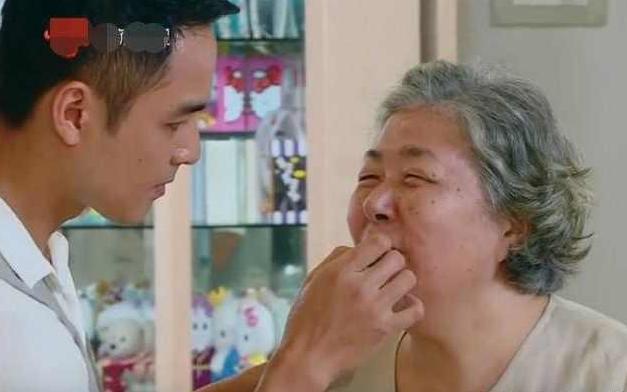 |晒晒明道如今住的房子，起码有几十年楼龄，家里连个电梯都没有