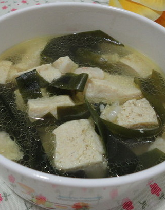 冻豆腐■要减肥就喝这汤，冻豆腐吸满了鲜味，低脂肪低热量还很营养哦