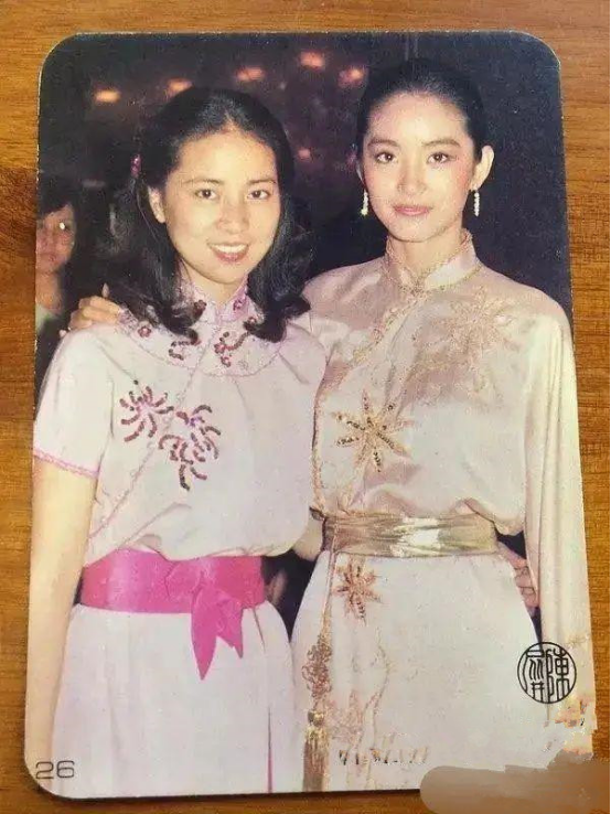 林凤娇|林凤娇年轻时居然这么美，一袭刺绣粉裙，同框林青霞也丝毫不输