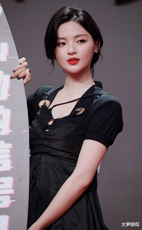 曹世镐|杨超越这是胖了多少,失去修图后脸大不止一圈,而她的腿谁注意了?