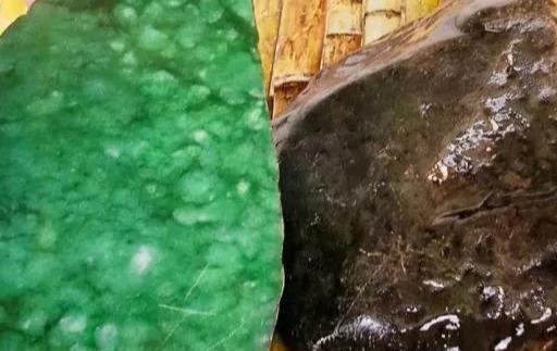 「翡翠」一块因估价保守错失的翡翠玉石，最终以29只满色手镯，净赚破千万