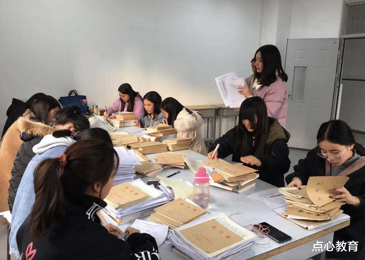 教师|教师在办公室批作业时听音乐，被通报批评、罚钱，合理吗