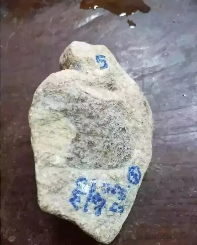【雕刻】一块叫价5千的地摊货翡翠原石，竟雕出了“大山里的佛”？