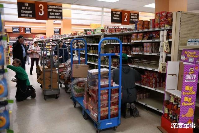 「美国」美国华人组建武装卫队，女人拿起突击步枪：不让印尼悲剧重演