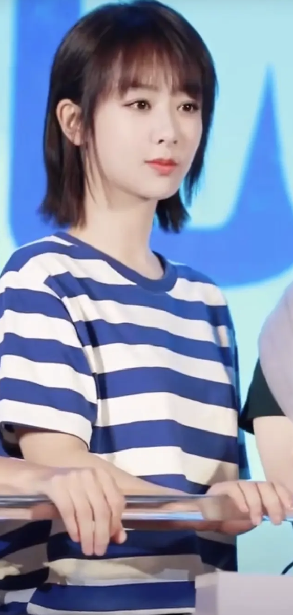 短发|想掐杨紫脸！新剧造型少女感十足！短发搭配海军条纹t恤真嫩出水