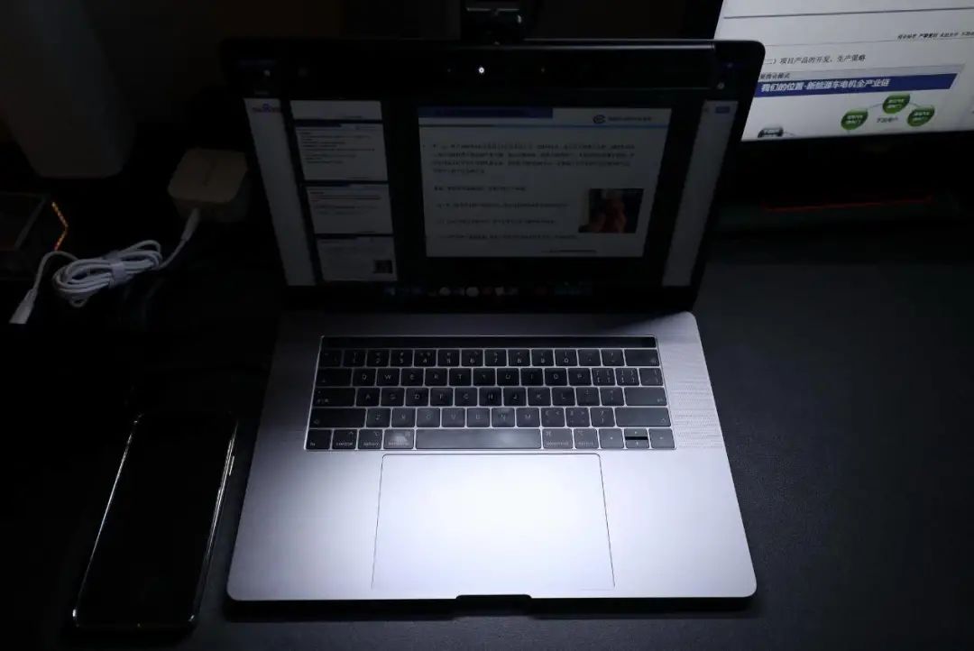 |MacBook Pro扩展显示器及生产力配件布局