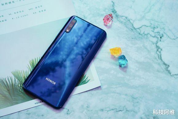 荣耀|128GB+8GB，现已跌至1699元，经典弹出式全面屏手机如今濒临退场