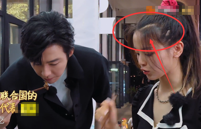 眼线|杨超越扎头发为啥总爱留两缕？镜头拉近看清，好像明白了点啥！