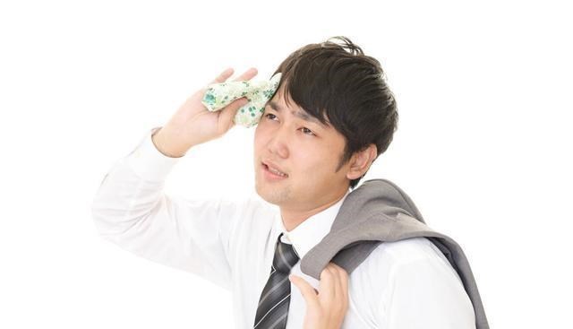 「肾病」睡觉时，若这3个部位频繁“冒汗”，可能是身体提醒你：肾病来了