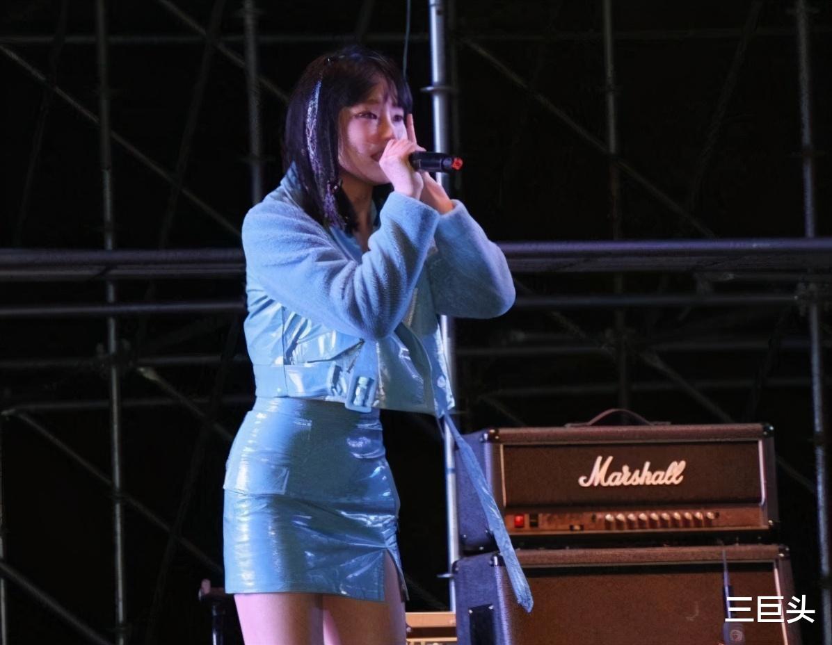 主持人|音乐节两位歌手先后坠落台下，主持人出面圆场，却一句话惹怒众人