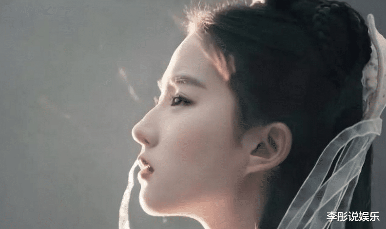 迈克尔·杰克逊:为什么刘亦菲“雨中骑马戏”被删?镜头转到她后背的瞬间,网友:不删不行