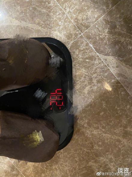 蟑潮|王俊凯晒体重180cm仅90多斤，为戏减重20斤，水煮菜吃了半年