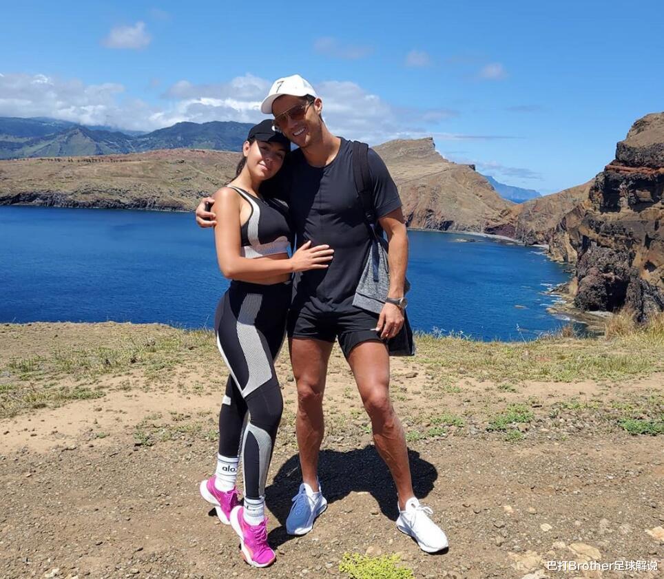 「C罗」球王太难了！一家三口外出爬山，C罗糙了乔治娜美了迷你罗高了
