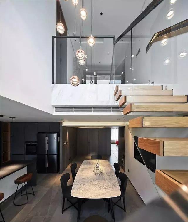 ▲国外正流行的“悬浮式”楼梯，惊艳到我了