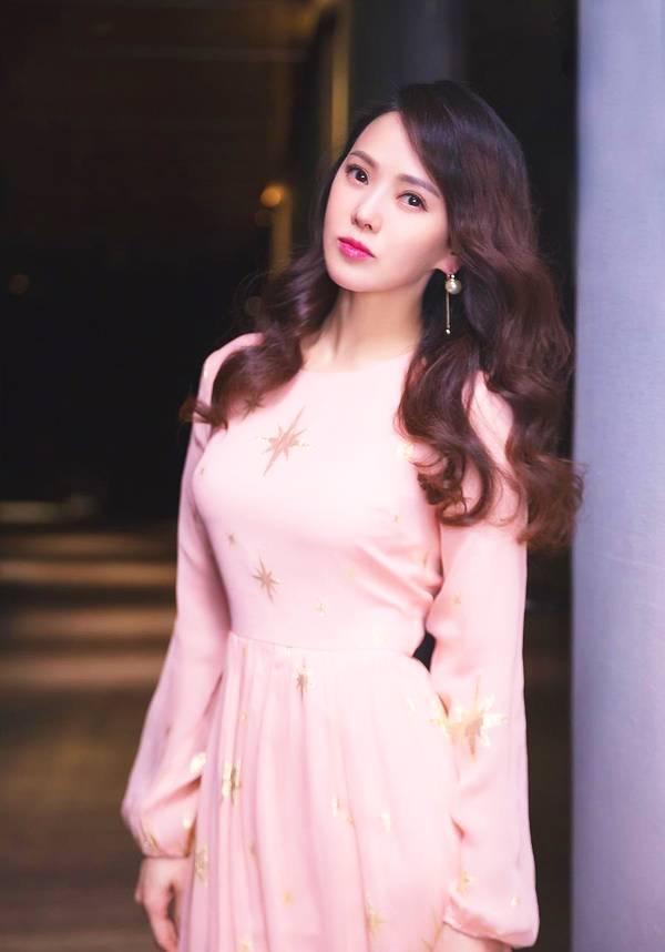 伊能静■伊能静18岁儿子同框好友皆女生引热议，外界质疑系原生家庭惹的祸