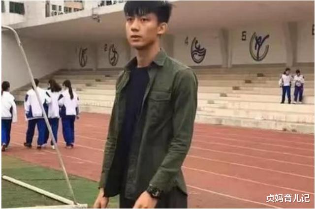 『早恋』初中老师颜值太高，惹孩子疯狂追求，爸爸看不惯：老师去教小学吧