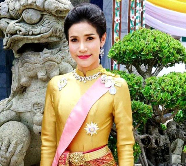 诗妮娜|泰国废妃诗妮娜入狱10个月,又被泰王接出来,王后苏提达怎么应对