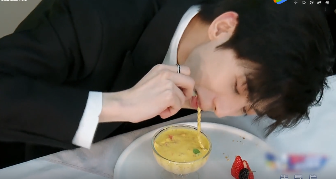 #蔡徐坤#蔡徐坤参加跑男首期就被整?锁链怎么能夹饭菜到嘴里呢?