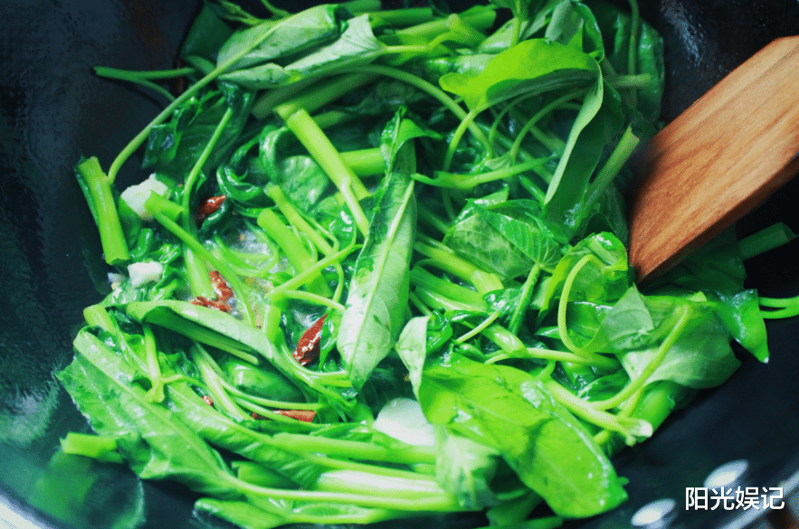 空心菜|它是碱性蔬菜,1斤2元,蛋白质多番茄5倍,钙多12倍,清爽不油腻