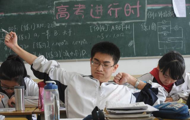 『考试』高考刚好踩线，考生不选择复读，却选择“走专科”？原因很真实！