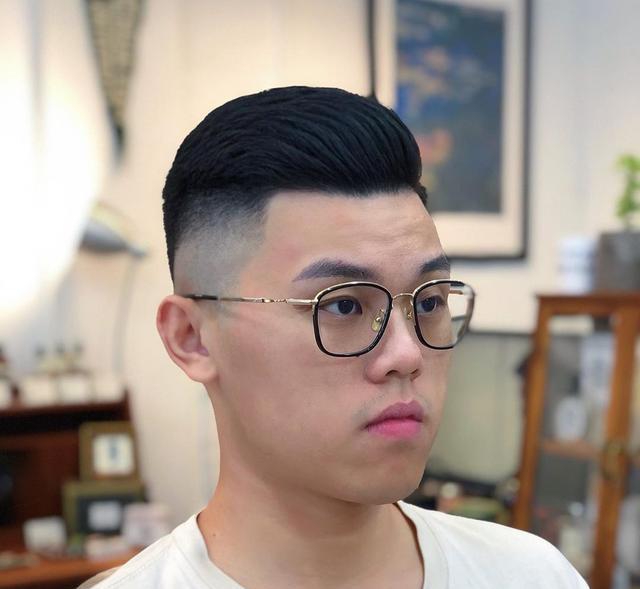 发型|比欧豪的寸头发型更帅气！今秋男生流行“两边掏空”，潮流有个性