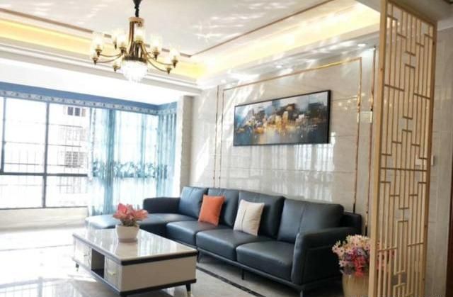 @120平的简约风格新家，整个大厅的石纹墙面，前所未有的质朴感