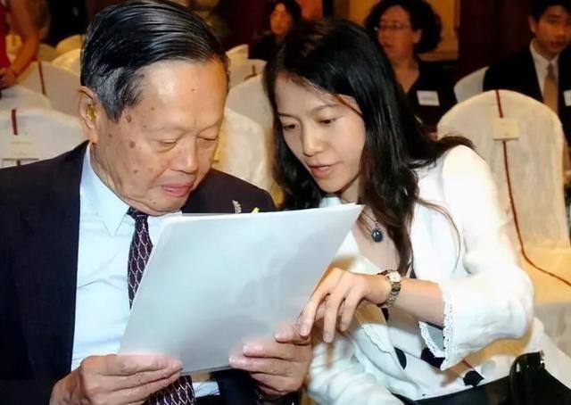 爷孙恋|98岁杨振宁老当益壮，44岁翁帆身材走样，16年后爷孙恋仍羡煞旁人