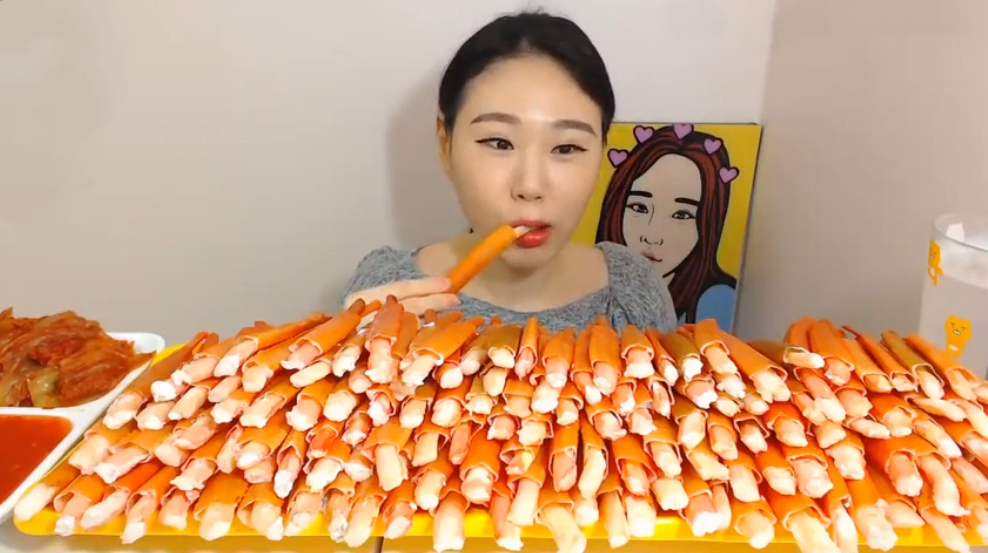 「棒棒糖」大胃王吃500根“棒棒糖”，都说她穷酸，看清后，网友：买不起！