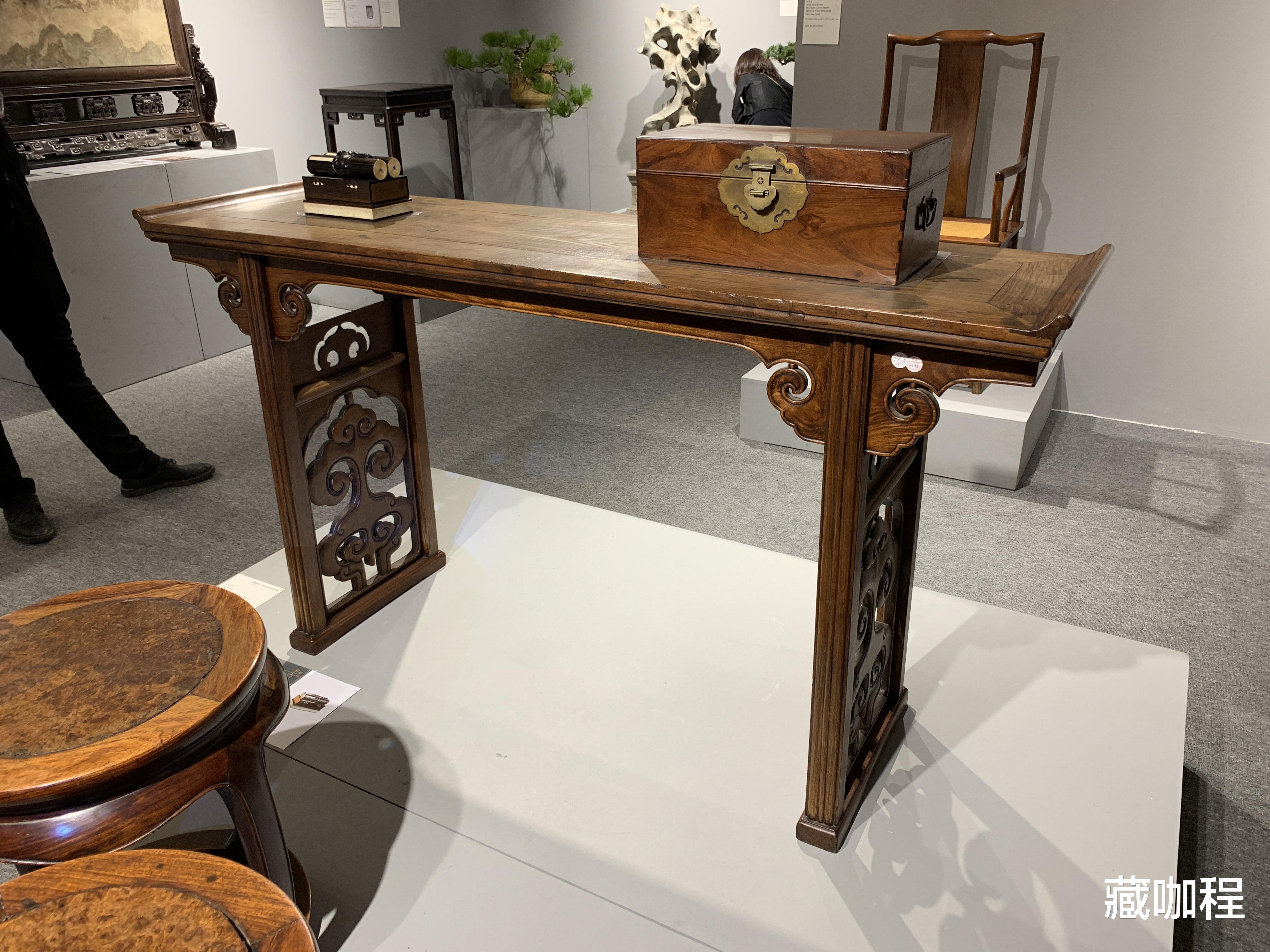 翡翠|翘头或曾修配，明黄花梨夹头榫案368万成交