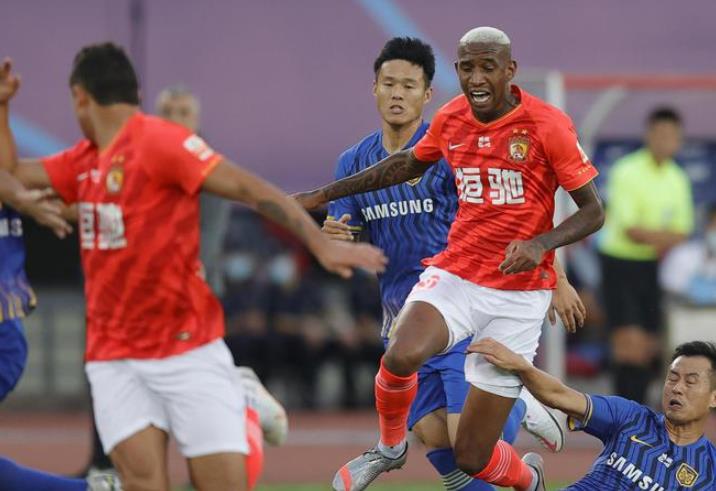 江苏苏宁|十人恒大2-1击败苏宁！顾超低级失误吞败局，卡纳瓦罗笑了