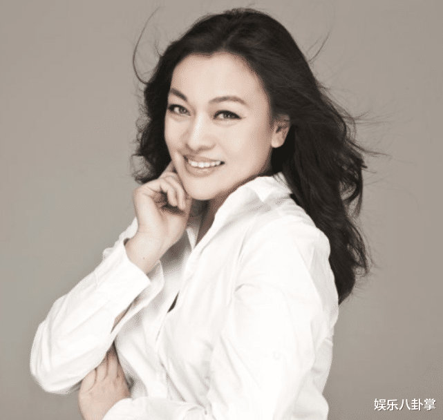 巩俐|拒绝张艺谋邀约成就巩俐，二婚嫁老外被宠成公主，两混血儿子很帅