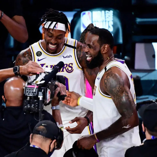 勒布朗·詹姆斯|两年前詹姆斯离开骑士队，联盟其它29支球队什么反应？都在抢人