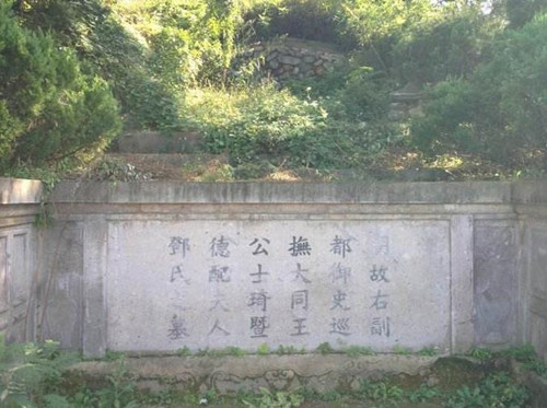 [历史揭秘]一代传奇清官，死后用草席下葬，300年后墓葬出土，发现10亿黄金
