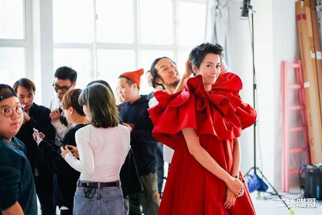 【gigi】梁咏琪加盟环球推出新专辑，透视46寸长腿挑战极限