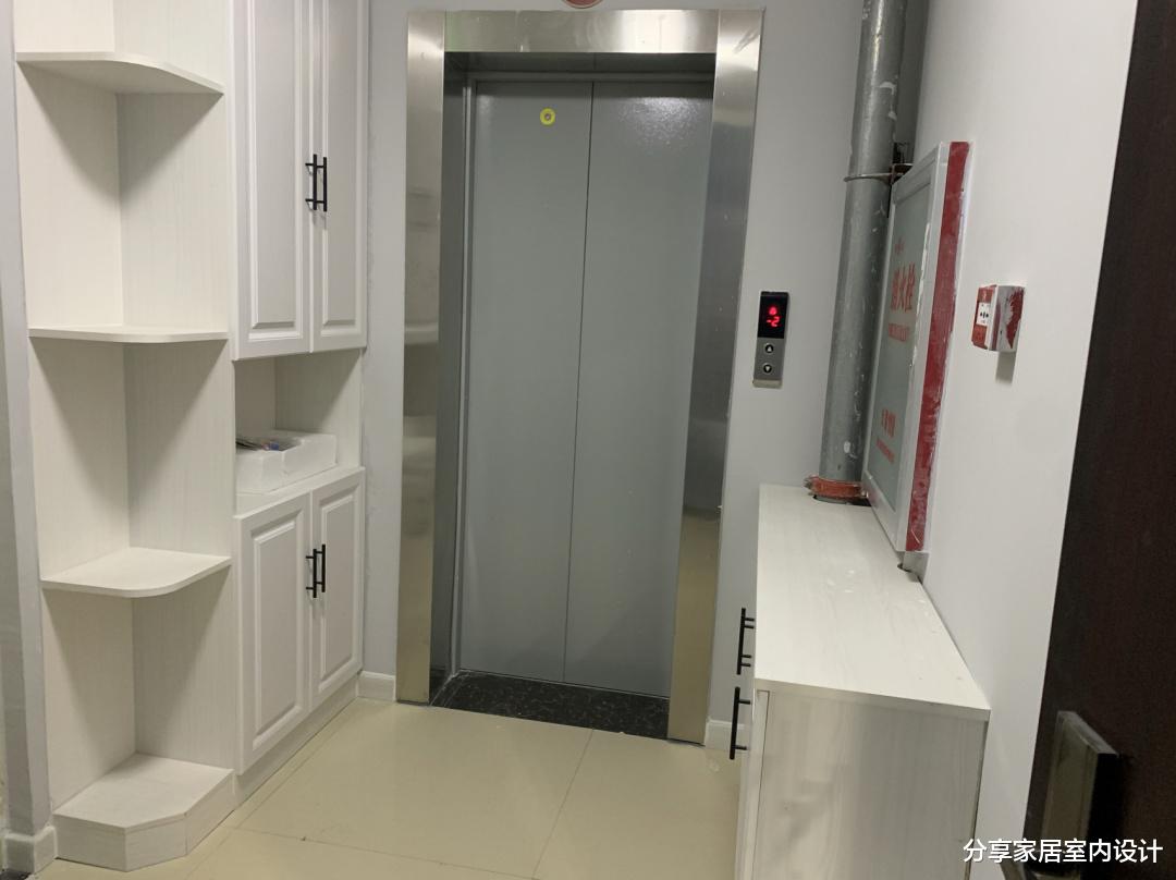 |她家一梯一户的新房，电梯口打柜子很实用，还没家具就很漂亮！
