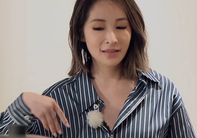 萧亚轩|萧亚轩将“男友衬衫”当睡衣穿，看清她的身材比例，才知小男友眼光多毒