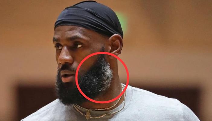 勒布朗·詹姆斯|36岁的詹姆斯最新照片曝光：胡子花白，人显老！球迷：青春结束了