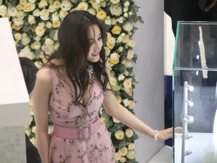 迪丽热巴:本以为欧阳娜娜小时候够可爱了,当看到迪丽热巴小时候,现实版的SD娃娃