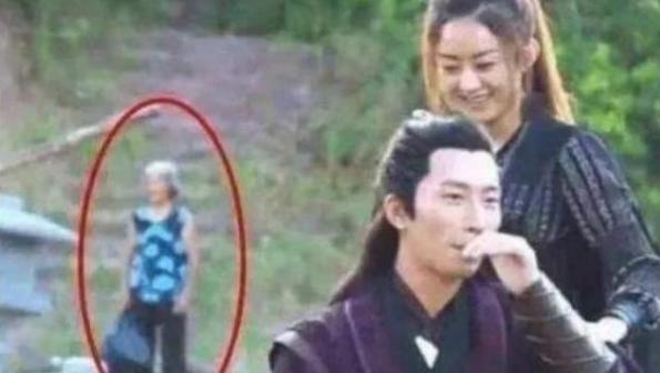 穿帮镜头|小孩子都能看出来的穿帮镜头，导演却看不出，网友：当我瞎吗？