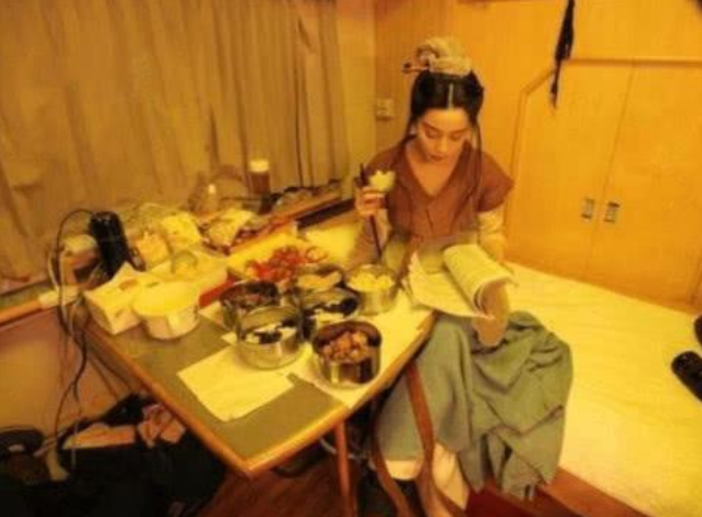 片场|明星在片场吃饭，群演在片场吃饭，明星和群演的差距一目了然！