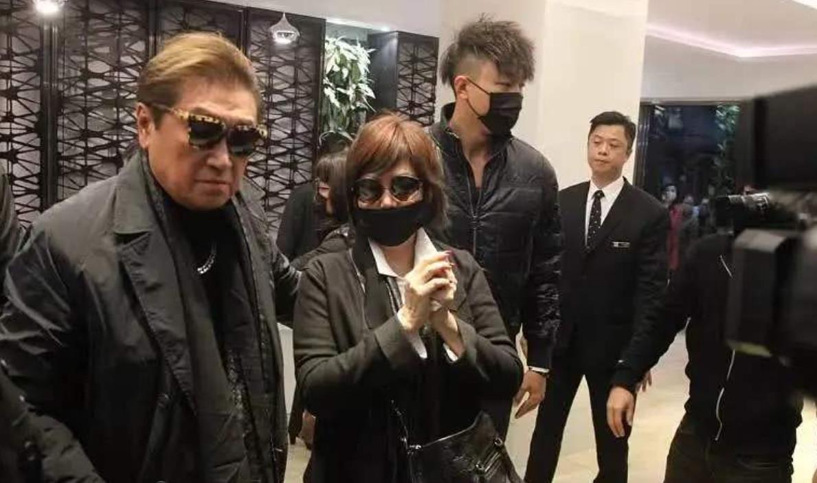 「刘真」刘真去世3天辛龙首发文，晒妻子生前美照以表思念