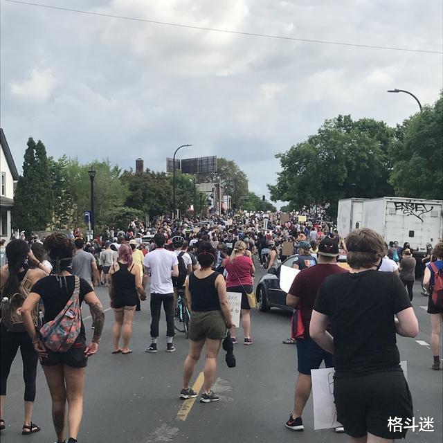 [龙飞船]美国白人警察执法误杀黑人平民，UFC明星拳手发文抱不平