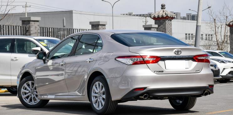 【丰田凯美瑞】男女老少通吃的B级合资！1月卖出14715台，油耗4.1L，不足18万