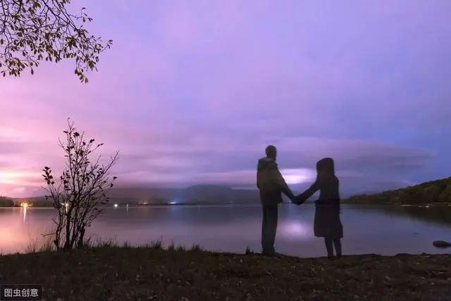 水瓶座▲再过十天，月色如潮，相守太难，回头找前任，此生绝不再分离