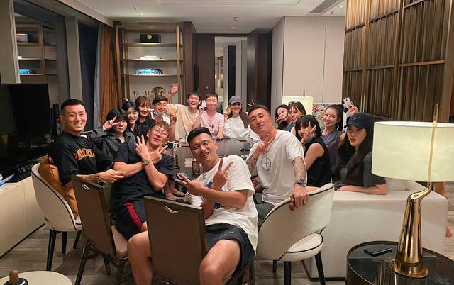 郜林|组局王！郜林与娇妻约深足太太团，曾坑恒大外援吃生肉喝火锅底料