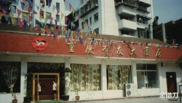 泡椒凤爪|从负债500万，到年入9亿！中国最倔老板，也要服软了？