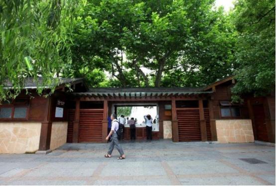 旅行|乌克兰美女来中国旅行,看到公厕后迷茫了:中国人都这么有钱吗?