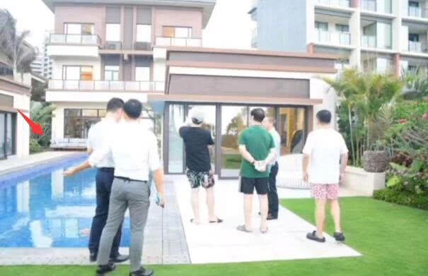 「」沈腾为父母三亚买海景别墅，下楼梯时手搀父亲，获多名销售陪同！