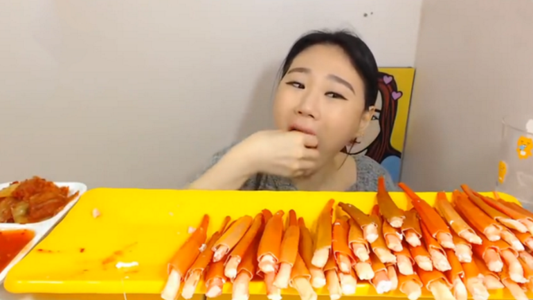 薯条|大胃王吃300根“薯条”，粉丝说她穷酸，咬开后，网友：吃不起！